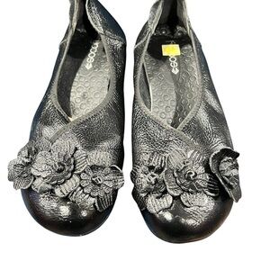 Women’s Black Flats Timeless Elegance
